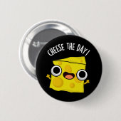 Kaas De Dag Grappig Voedsel Pun Dark BG Ronde Button 5,7 Cm (Voorkant /achterkant)