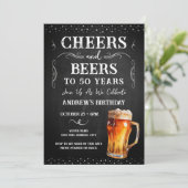 Kaas en bier 50e verjaardag Chalkboard Invitati Kaart (Staand voorkant)