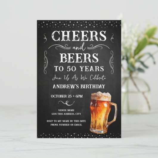 Kaas en bier 50e verjaardag Chalkboard Invitati Kaart (Staand voorkant)