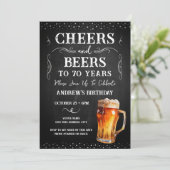 Kaas en bier 70e verjaardag Chalkboard Invitati Kaart (Staand voorkant)