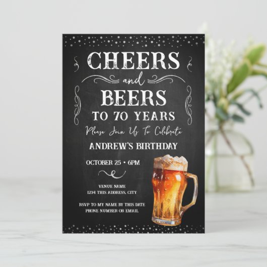 Kaas en bier 70e verjaardag Chalkboard Invitati Kaart (Staand voorkant)