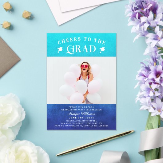 Kaas op het Afstudeerder Trendy Modern Blue Acryl Uitnodigingen (Insitu (Huwelijk))