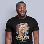 Kaas voor de Afstuderen foto T-Shirt<br><div class="desc">Gepersonaliseerde afstuderen-dag t-shirts met het gezegde "kauwen naar de afstuderen" met gouden helliumballonnen,  een foto van het afstudeerder,  een pet van het mortierbord,  hun naam,  school en schooljaar.</div>