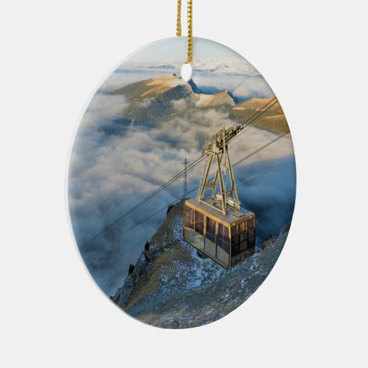 Kabelauto op de Mount Seceda in de Dolomites Keramisch Ornament (Rechts)