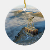 Kabelauto op de Mount Seceda in de Dolomites Keramisch Ornament (Voorkant)