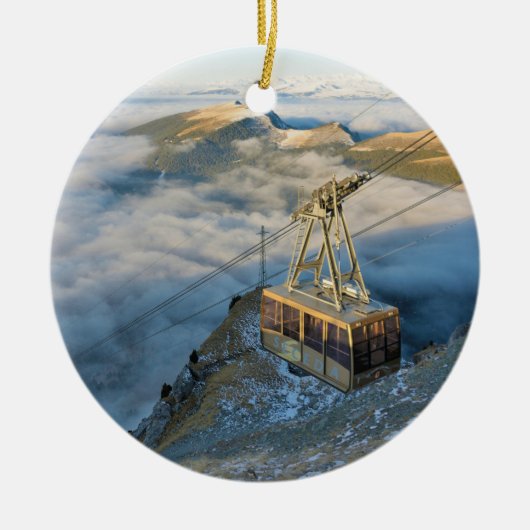 Kabelauto op de Mount Seceda in de Dolomites Keramisch Ornament (Voorkant)