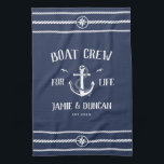 Kabeljauw voor bioscoopbenodigdheden (Nautical Mod Theedoek<br><div class="desc">Boat crew voor het leven! Moderne keukenhanddoek voor anker in klassiek blauw van de zeemacht en wit,  met uw namen en datum omringd door touwdetails. Geweldig geschenk voor bootliefhebbers voor Valentijnsdag,  nieuwigheden,  bruiloften,  voivernieuwing of verjaardagen.</div>