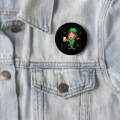 Kabouter drinkt bier St. Patrick's Day Ronde Button 5,7 Cm (In situ)