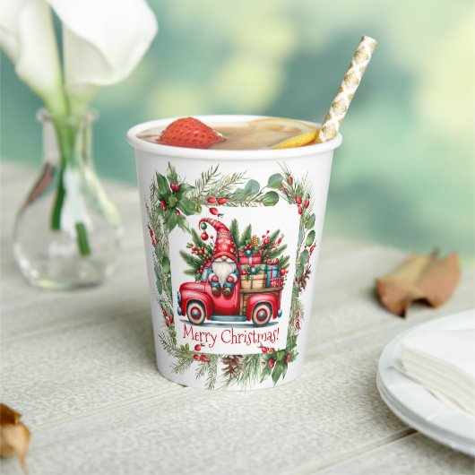 Kabouter in rode vrachtwagen vol cadeaus papieren bekers (Insitu)