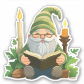 Kabouter Leest een Boek Onder Kaarslicht Sticker (Voorkant)