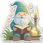 Kabouter Leest een Boek Onder Kaarslicht Sticker  (Voorkant)