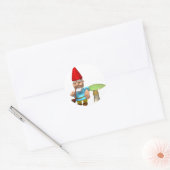 kabouter leunend op paddestoel ronde sticker (Envelop)