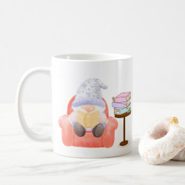 Kabouter met een beetje licht lezen op een koffiemok