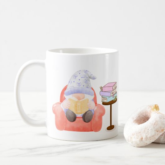 Kabouter met een beetje licht lezen op een koffiemok (Met donut)