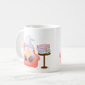 Kabouter met een beetje licht lezen op een koffiemok (Voorkant links)