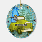 Kabouter rijdt in auto keramisch ornament (Links)