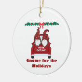 Kabouter voor de feestdagen op een  keramisch ornament (Links)