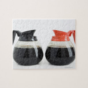Kaf. en Decaf. Koffiepotten op wit. Legpuzzel