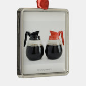 Kaf. en Decaf. Koffiepotten op wit. Metalen Ornament (Rechts)