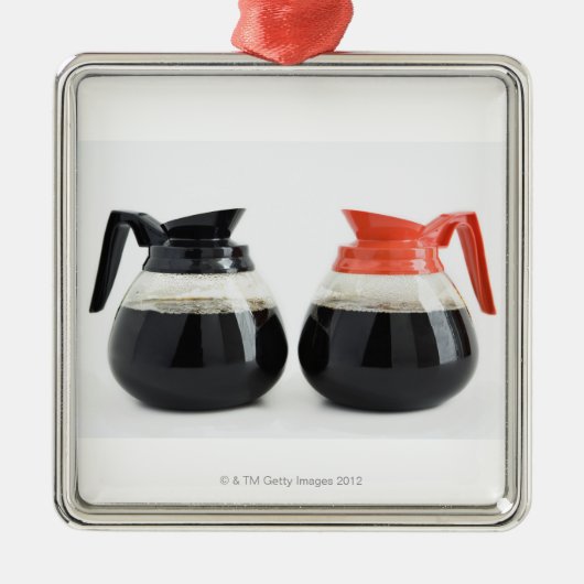 Kaf. en Decaf. Koffiepotten op wit. Metalen Ornament (Voorkant)