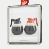 Kaf. en Decaf. Koffiepotten op wit. Metalen Ornament (Links)