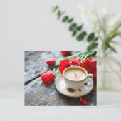 Kaffeetasse auf rustikalem Grund mit roten Tulpen Briefkaart (Staand voorkant)