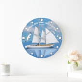 Kailend jacht op Calm Water met zeegaand Grote Klok (Huis)