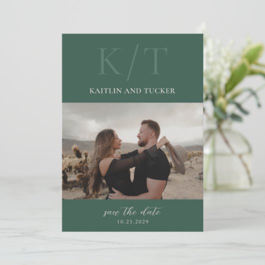 Kaitlin Hunter Groene Krachtige Monogram Elegante Save The Date (Staand voorkant)