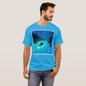 Kajak in gloeiend waterontwerp t-shirt (Voorkant volledig)
