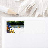 Kajaks op het strand etiket (Insitu)