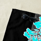 Kalaheo Hawaiian Hibiscus Bloem Tapa - Turq Strandlaken (In situ)