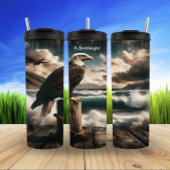 Kale adelaar boven stormachtige kust thermosbeker