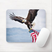 Kale adelaar die met Amerikaanse vlag vliegt Muismat (Met muis)
