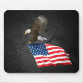 Kale adelaar die met een Amerikaanse vlag vliegt Muismat (Voorkant)