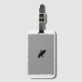 Kale adelaar die over Lake Bagagelabel vliegt (Voorkant (verticaal))