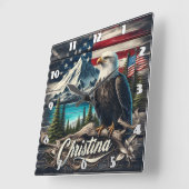 Kale adelaar gelegen te midden van berglandschap vierkante klok (Hoek)