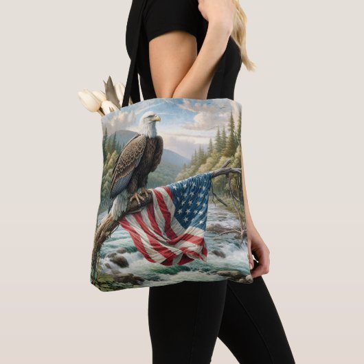 Kale adelaar met Amerikaanse vlag op boomtak Tote Bag (Dichtbij)