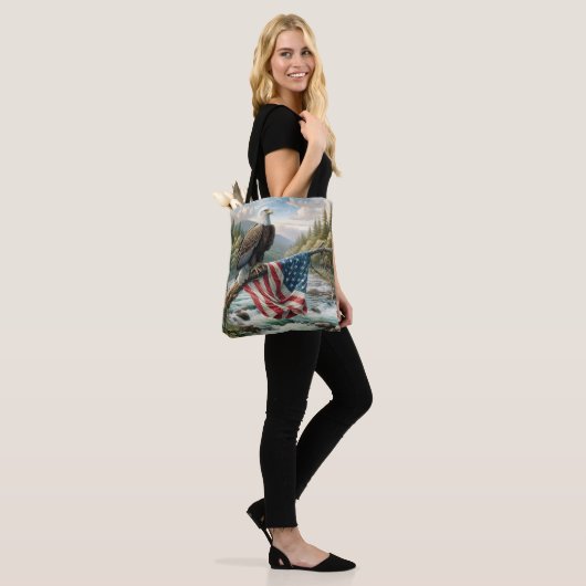 Kale adelaar met Amerikaanse vlag op boomtak Tote Bag (Op model)