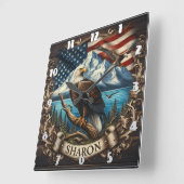 Kale adelaar met bergen en vlag vierkante klok (Hoek)