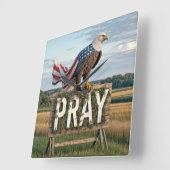 Kale adelaar met rustiek bidbord vierkante klok (Hoek)