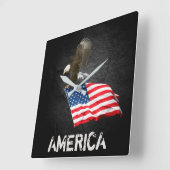 Kale adelaar met vlag op zwart vierkante klok (Hoek)