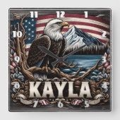 Kale adelaar neergestreken in de buurt van bergen  vierkante klok (Voorkant)