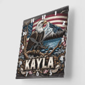 Kale adelaar neergestreken in de buurt van bergen  vierkante klok (Hoek)