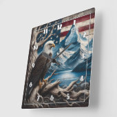 Kale adelaar neergestreken met Amerikaanse vlag ac Vierkante Klok (Hoek)