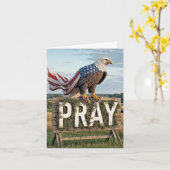 Kale adelaar neergestreken op een rustiek bord kaart (Gele Bloem)