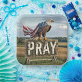 Kale adelaar neergestreken op het gebed teken papieren bordje (Feest)