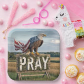 Kale adelaar neergestreken op het gebed teken papieren bordje (Feest)