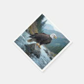 Kale adelaar op een rivier rots servet (Hoek)