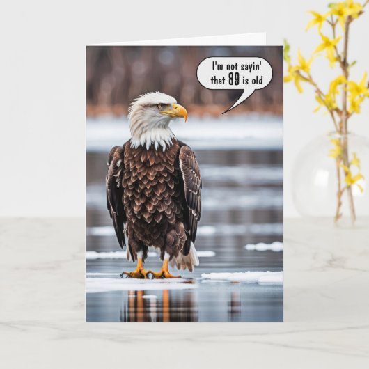 Kale adelaar op ijs voor 89e verjaardag kaart (Gele Bloem)