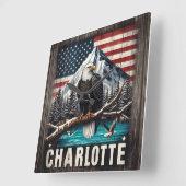 Kale Adelaar op tak met bergen Vierkante Klok (Hoek)